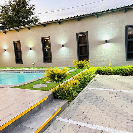 Signature Boutique Guesthouse Maun Ngoại thất bức ảnh