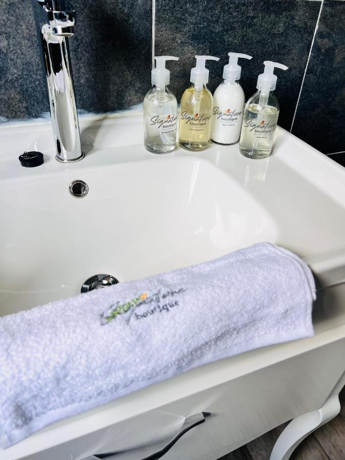 Signature Boutique Guesthouse Maun Ngoại thất bức ảnh